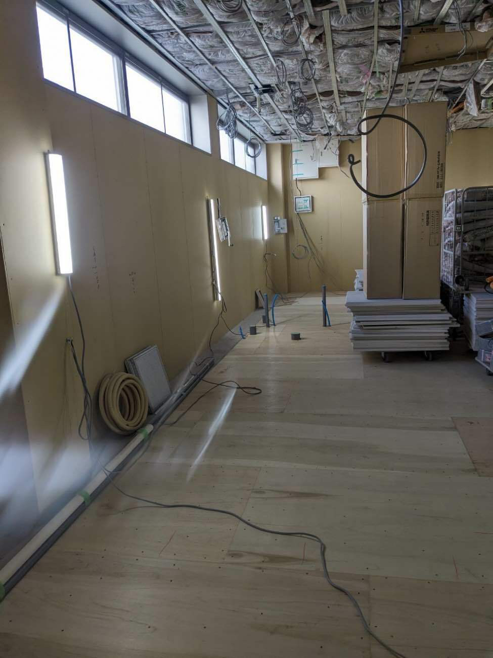 千葉県松戸市の病院にて、新装工事に伴う置床を行いました。（乾式二重床）【秀和建工】