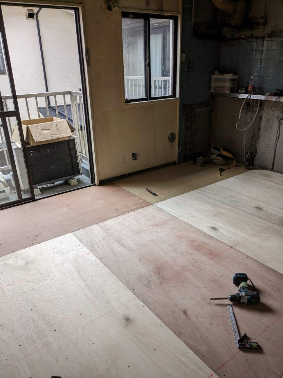 東京都大田区のマンションにて、新装工事に伴う置床を行いました。（乾式二重床）【秀和建工】