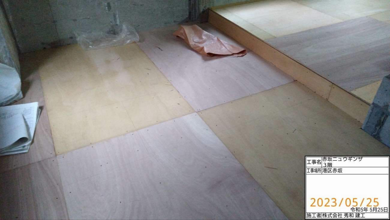 東京都港区の店舗にて、新装工事に伴う置床工事を行いました。（乾式二重床）【秀和建工】
