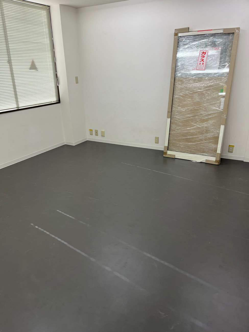 東京都墨田区のダンススタジオにて、置床、壁、フロアマット工事を行いました。（乾式二重床、東リ、グラスウール）【秀和建工】