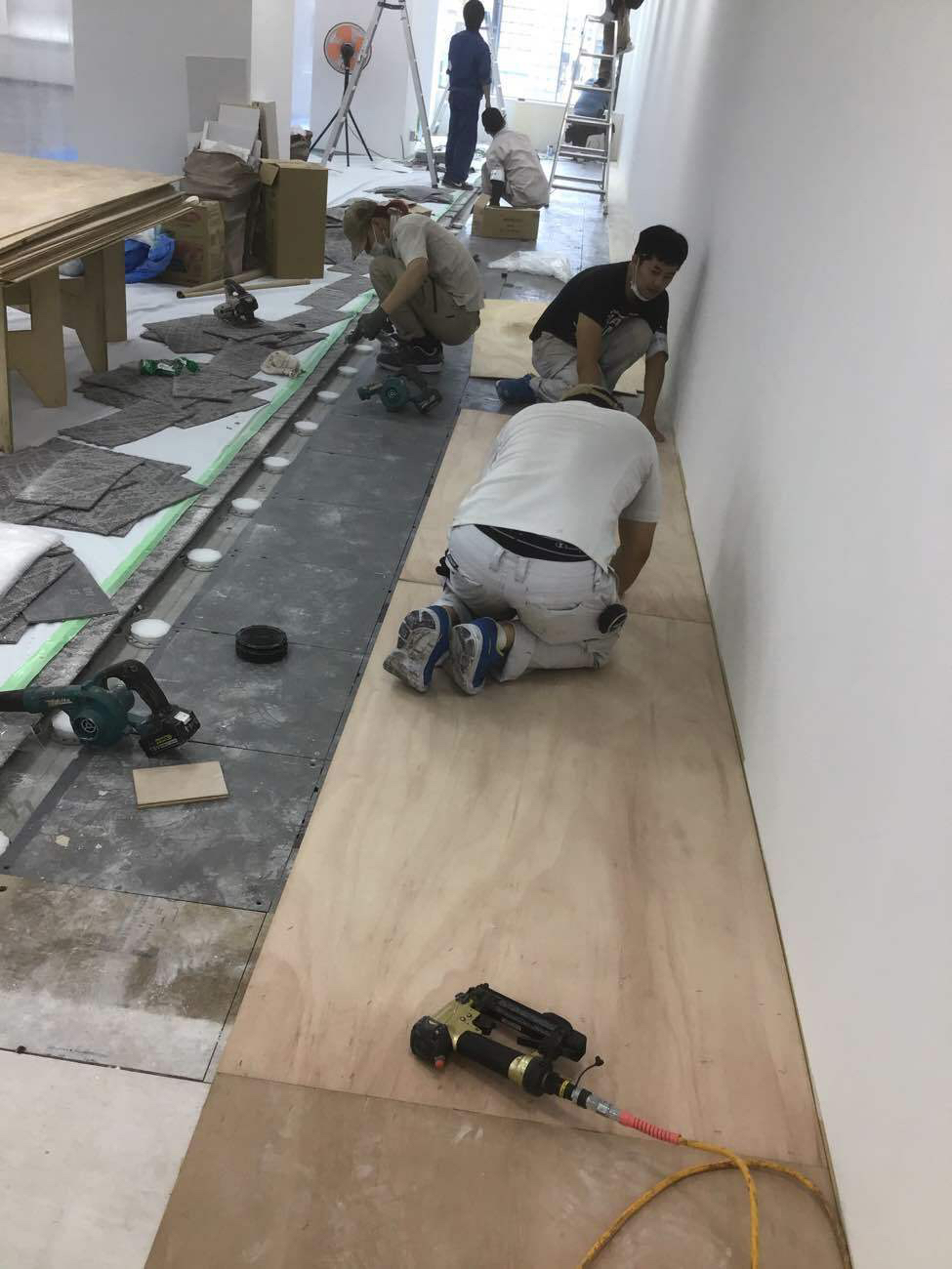 東京都葛飾区のオフィスにて、置床工事を行いました。（乾式二重床）【秀和建工】