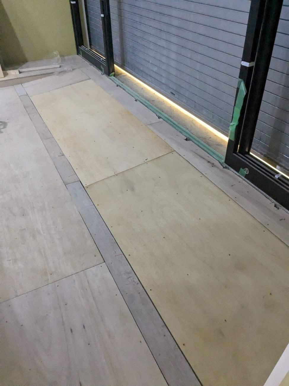 東京都千代田区の店舗にて、置床工事を行いました。（乾式二重床）【秀和建工】