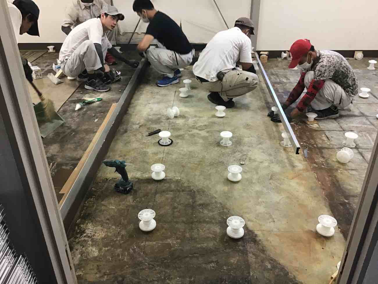 神奈川県川崎市川崎区の工場にて、置床工事を行いました。（フクビ化学工業製調整式OA）【秀和建工】