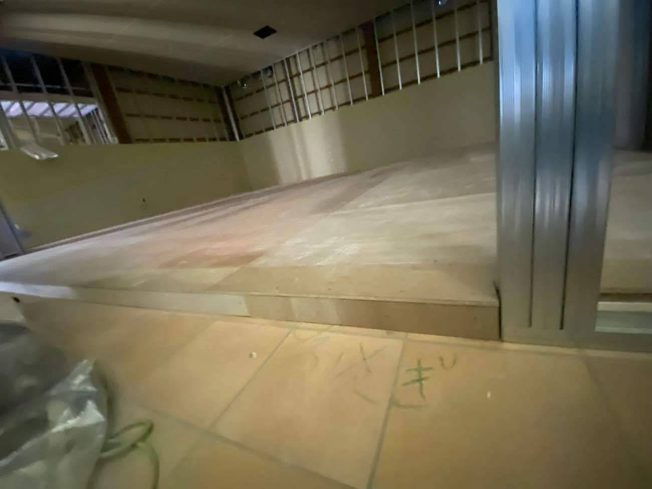 千葉県市原市の店舗にて、改修工事に伴う置床工事を行いました。（乾式二重床）【秀和建工】