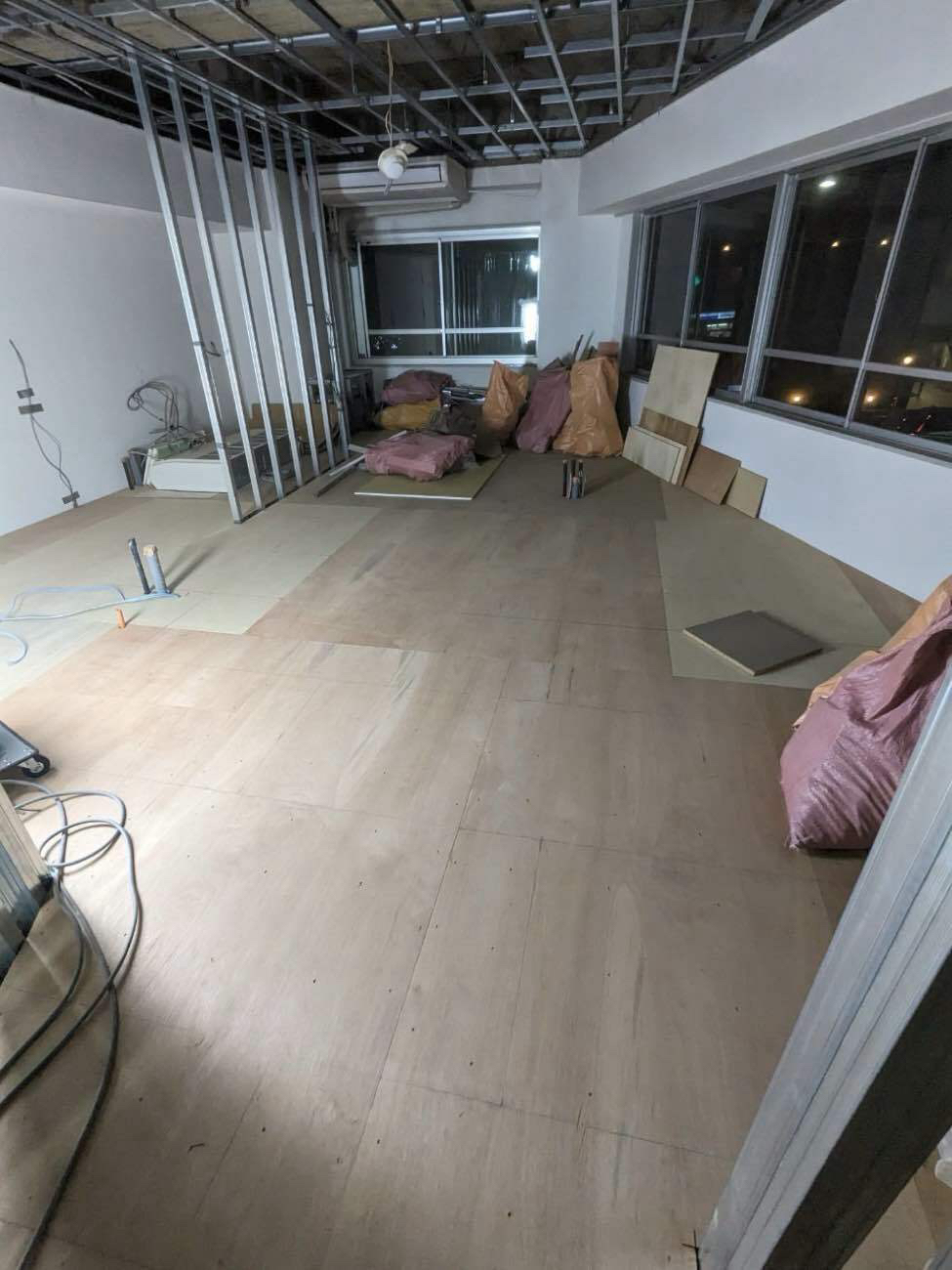東京都新宿区のデンタルクリニックにて、置床工事を行いました。（乾式二重床）【秀和建工】