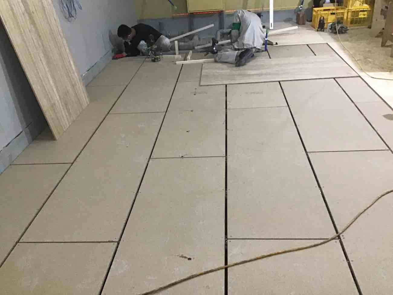 東京都文京区のクリニックにて、置床工事を行いました。（乾式二重床）【秀和建工】