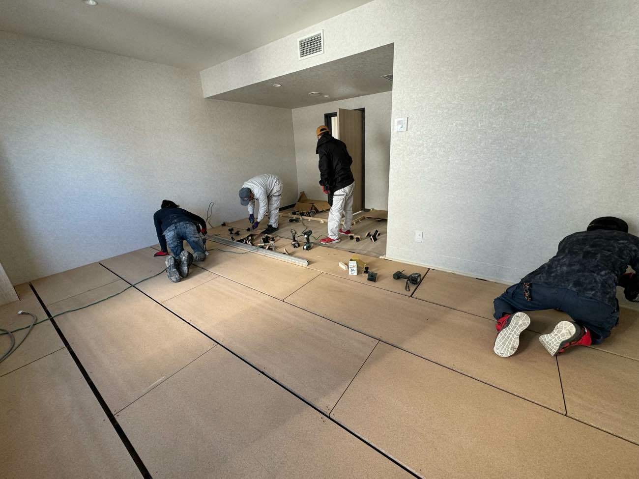 東京都江戸川区の店舗にて、改修工事に伴う置床工事を行いました。（フリーフロアCP）【秀和建工】