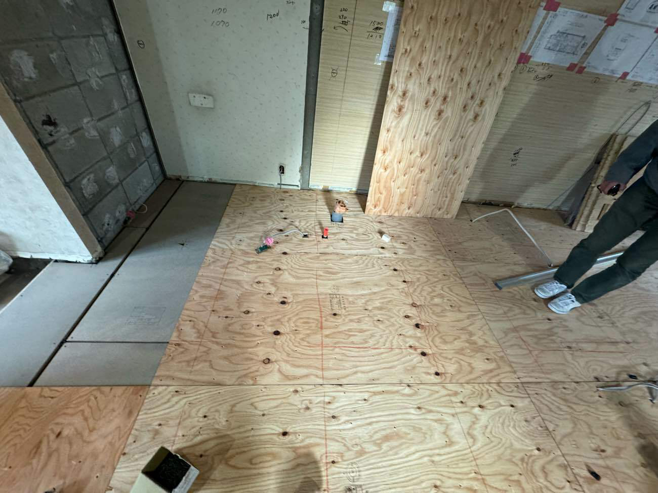 東京都世田谷区のマンションにて、改修工事に伴う置床工事を行いました。（フリーフロアCP）【秀和建工】