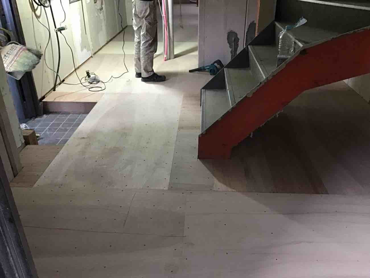 神奈川県川崎市川崎区の店舗にて、改修工事に伴う置床工事を行いました。（フクビフリーフロアＣＰ）【秀和建工】