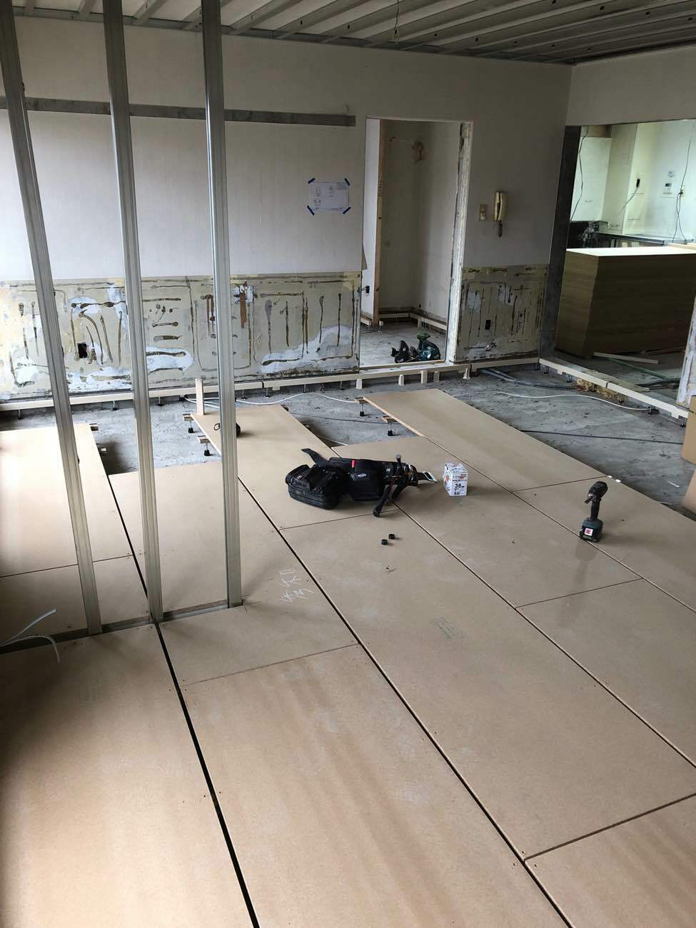 神奈川県横浜市青葉区のマンションにて、置床工事を行いました。（万協乾式二重床）【秀和建工】