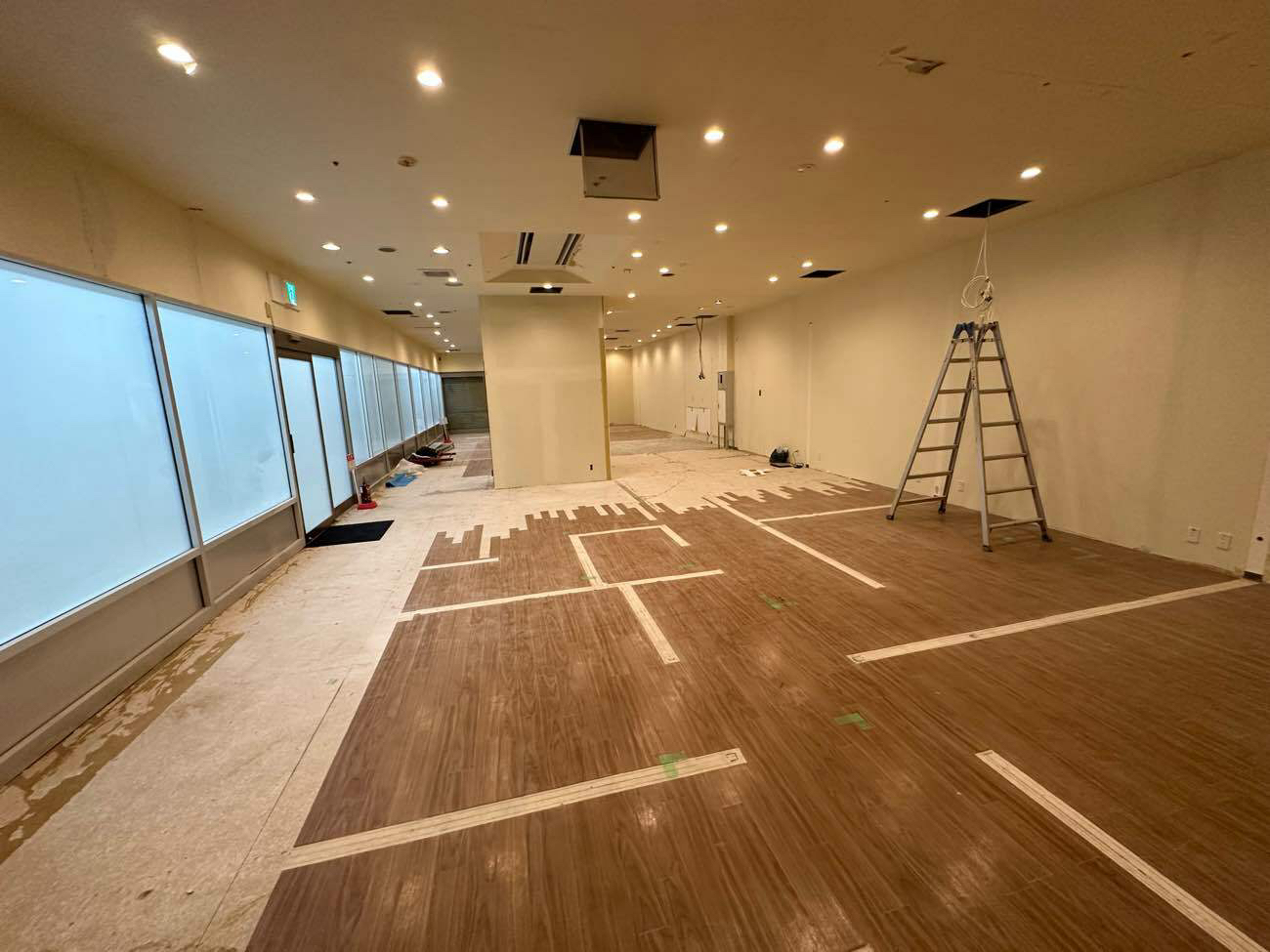 神奈川県厚木市のシミュレーションゴルフ場店舗にて、ハイブリット置床工事を行いました。（乾式二重床）【秀和建工】