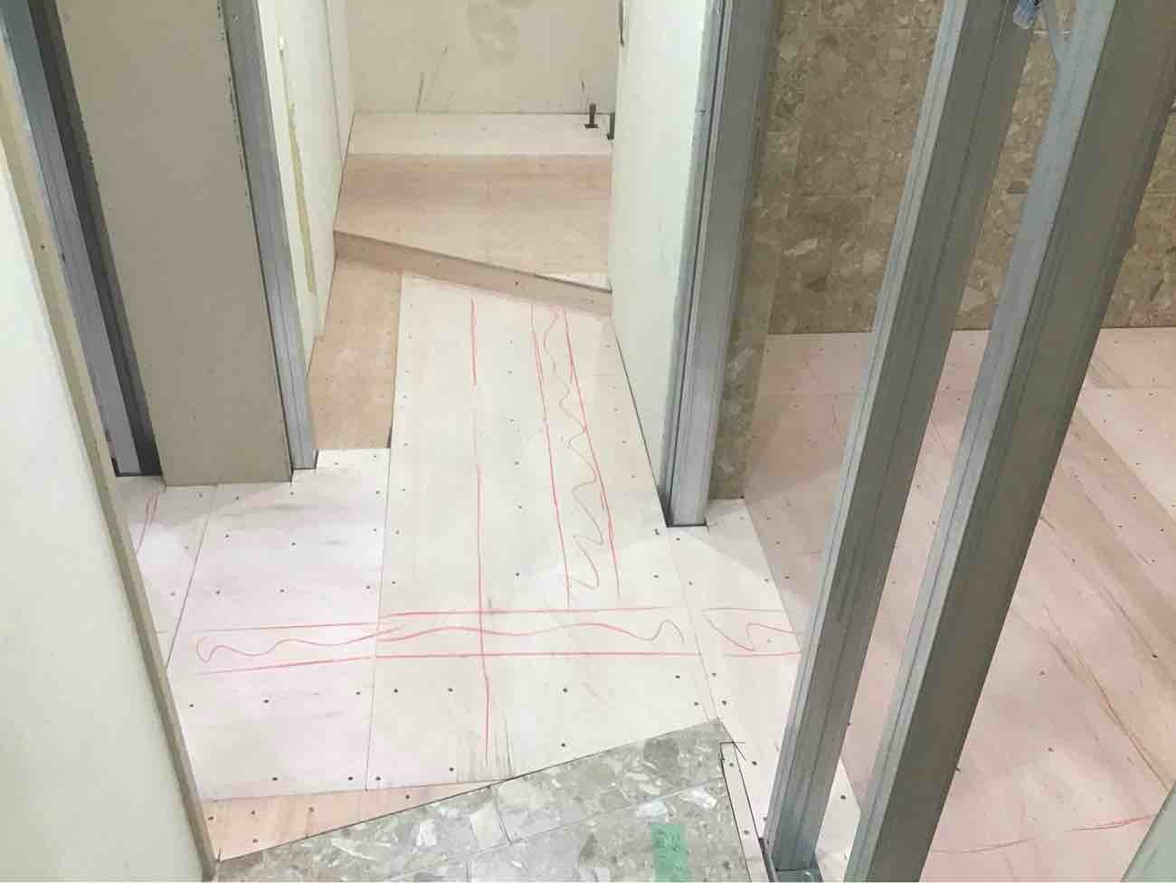 東京都渋谷区の美容室にて、置床工事を行いました。（乾式二重床）【秀和建工