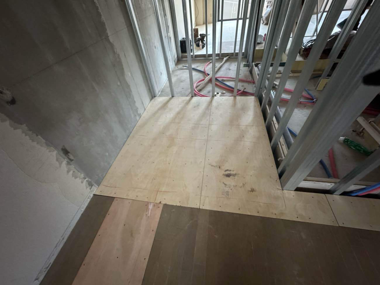 東京都北区のマンションにて、置床工事を行いました。（パーチクルボード）【秀和建工】