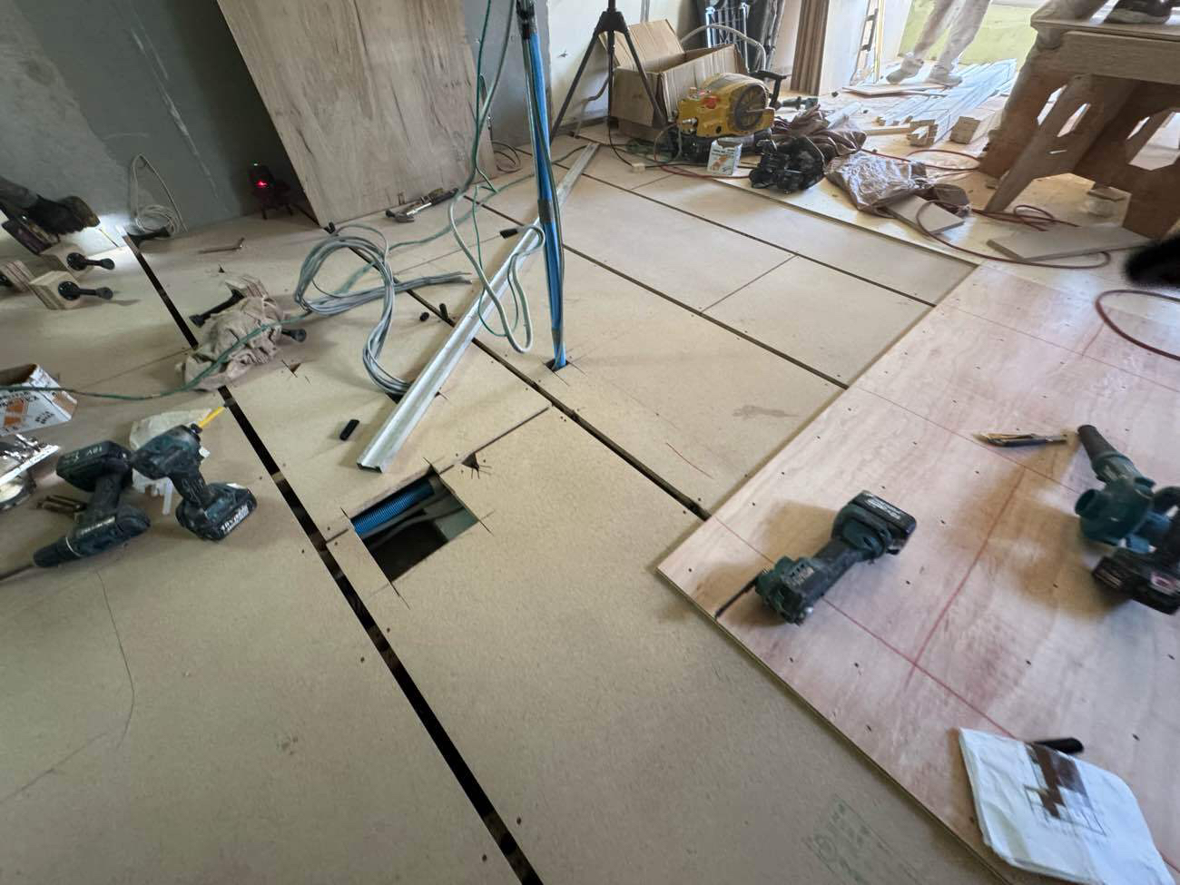 東京都渋谷区のマンションにて、置床工事を行いました。（乾式二重床）【秀和建工】