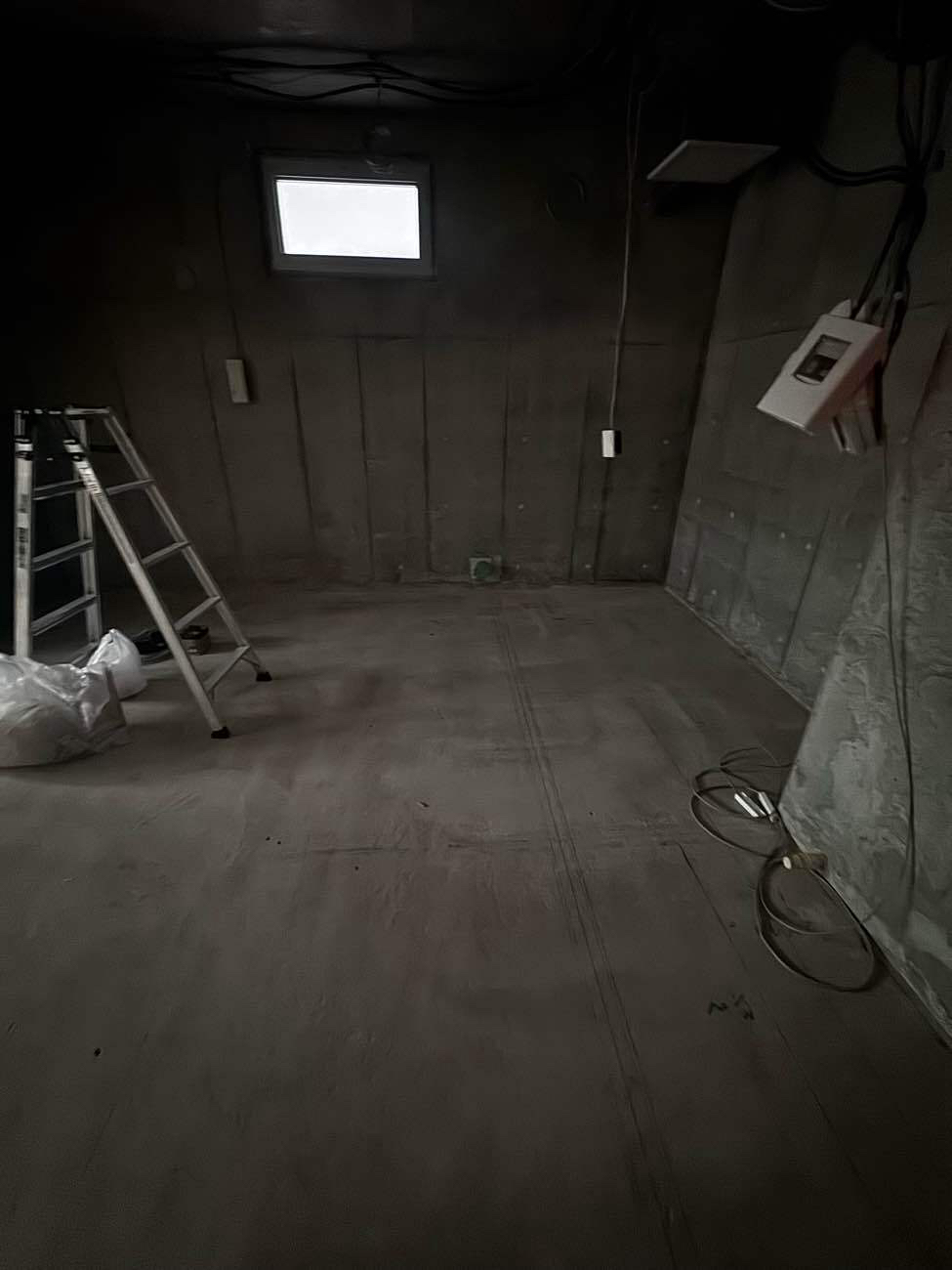 東京都墨田区の店舗にて、1day置床工事を行いました。（乾式二重床）【秀和建工】