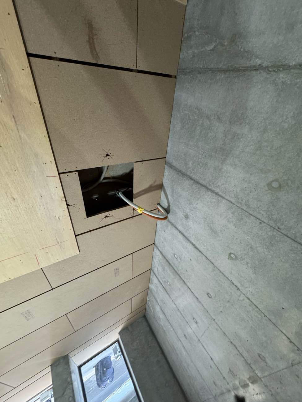 東京都墨田区の店舗にて、1day置床工事を行いました。(乾式二重床)【秀和建工】