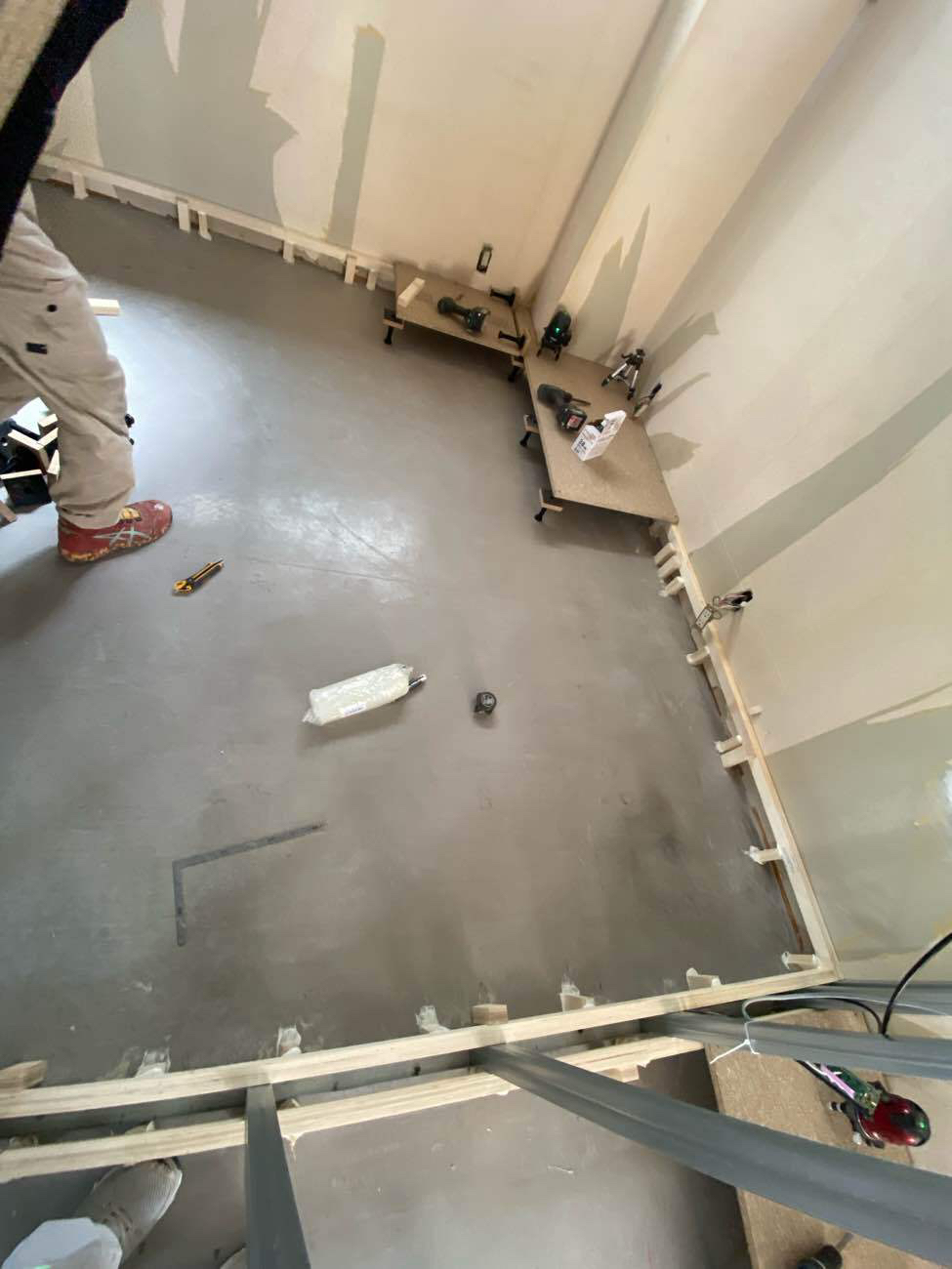 東京都葛飾区のホテルにて、改修工事に伴う置床工事を行いました。（乾式二重床）【秀和建工】