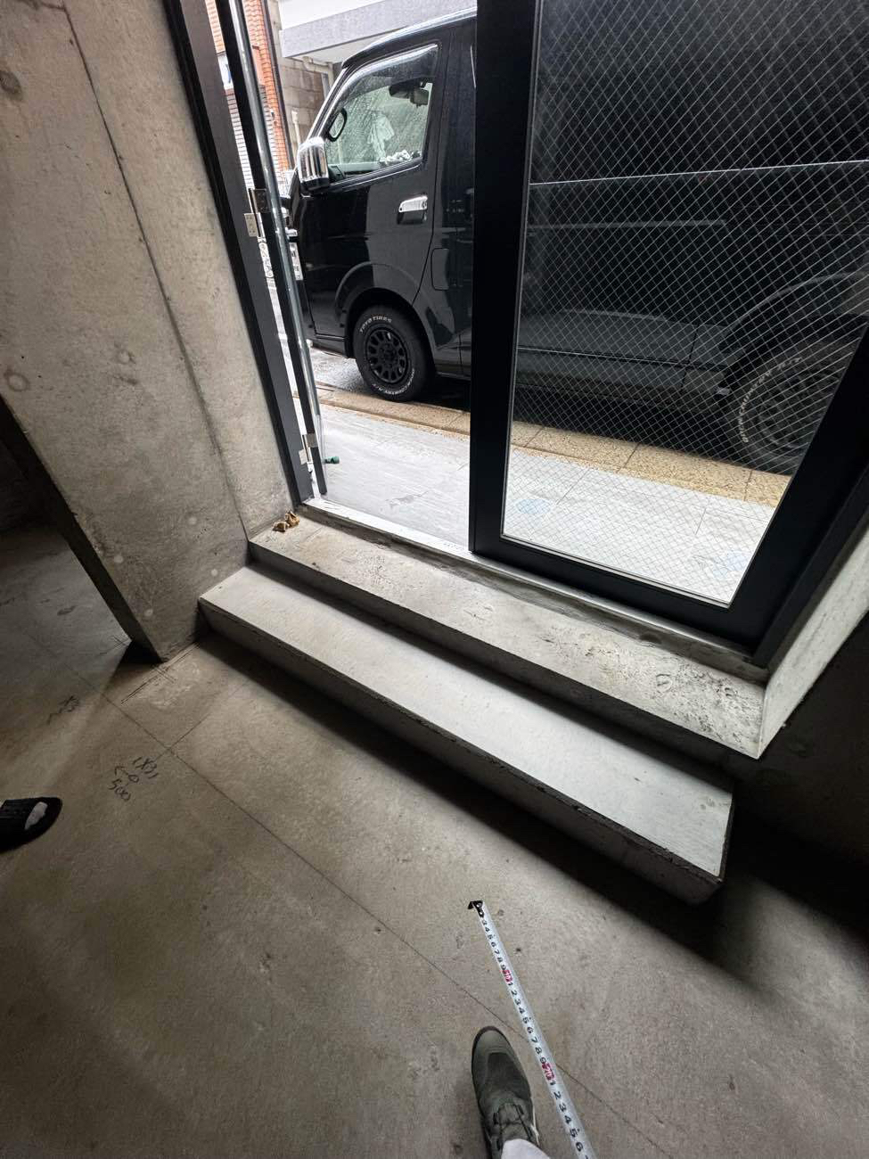 東京都墨田区の店舗にて、1day置床工事を行いました。(乾式二重床)【秀和建工】