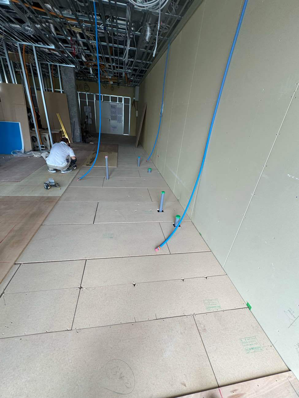 東京都西東京市の店舗にて、置床工事を行いました。（乾式二重床）【秀和建工】