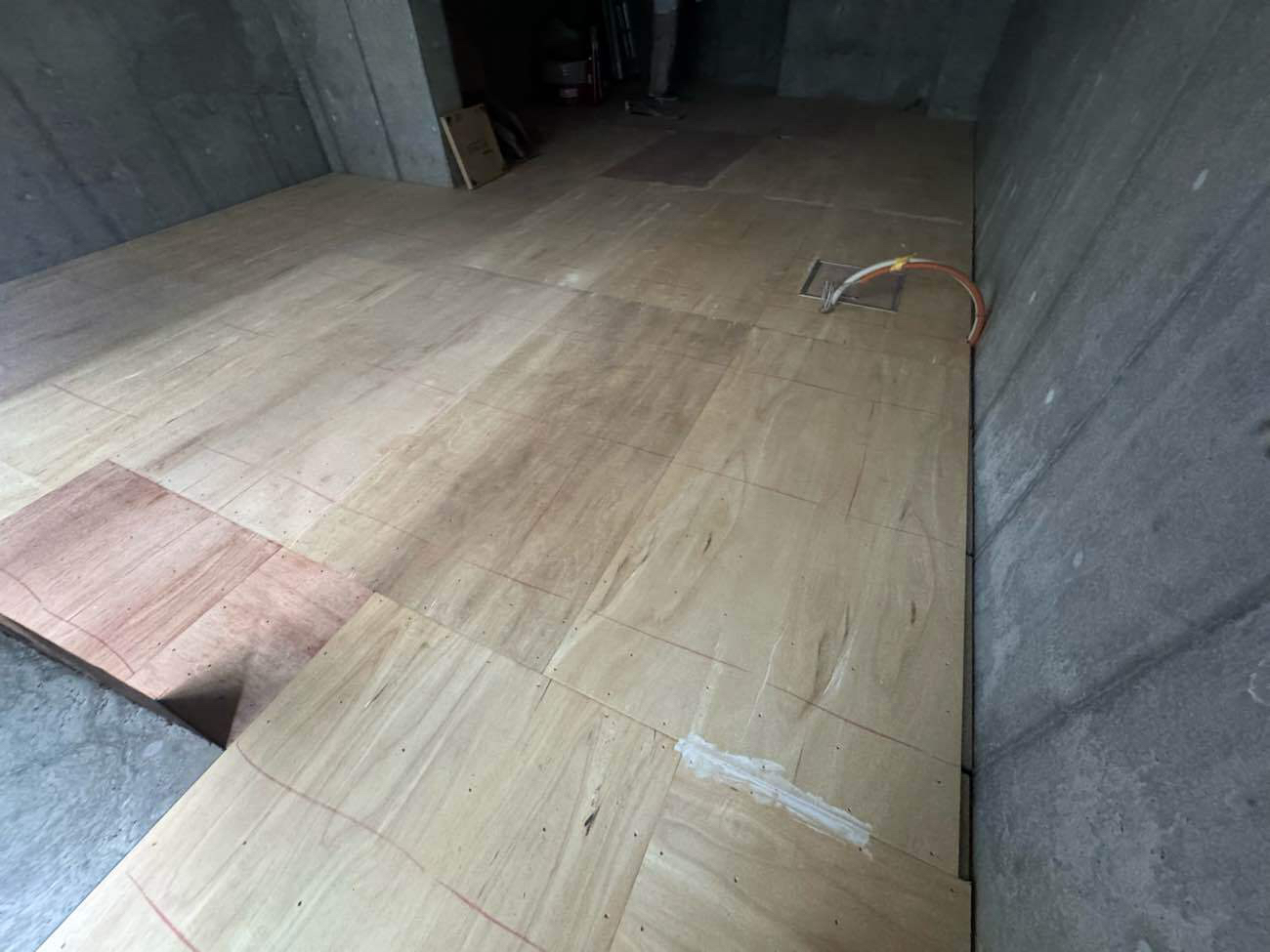 東京都墨田区の店舗にて、1day置床工事を行いました。（乾式二重床）【秀和建工】