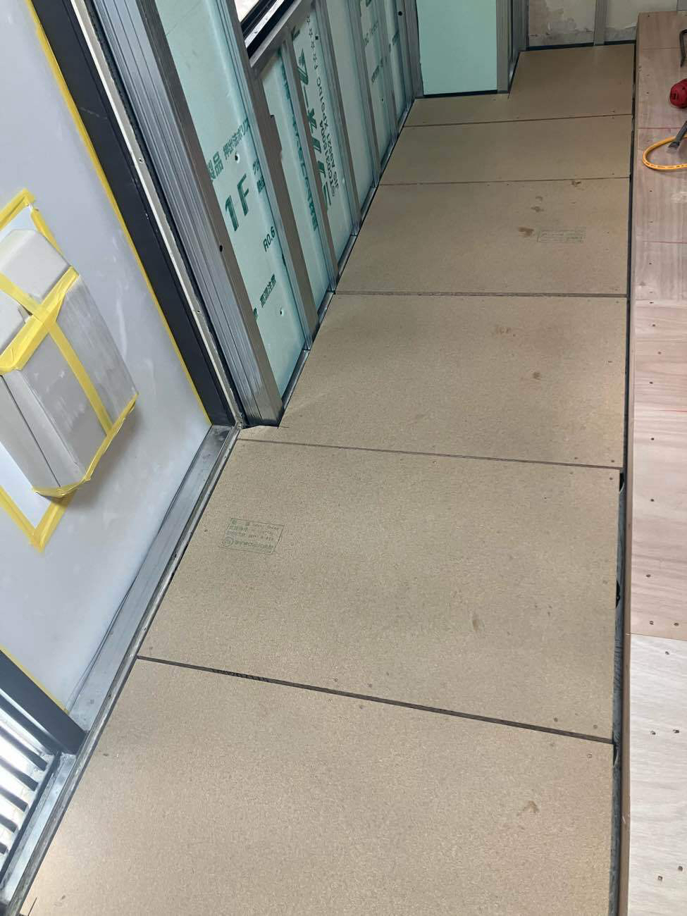 東京都品川区のマンションにて、1day置床工事を行いました。(万協YPE支持脚)【秀和建工】