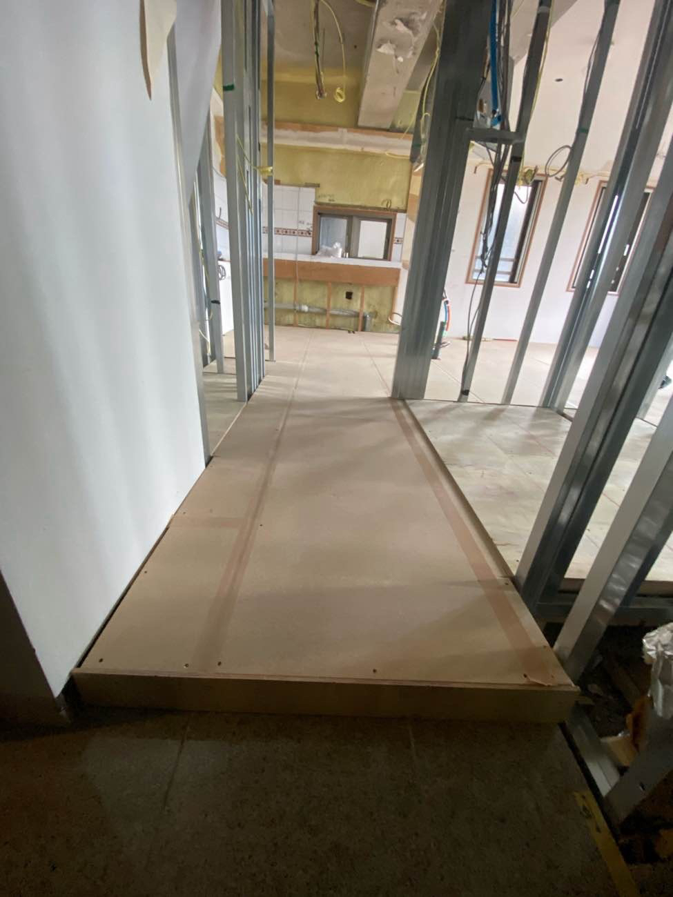 東京都渋谷区にて、店舗の置床工事を行いました。(乾式二重床)【秀和建工】