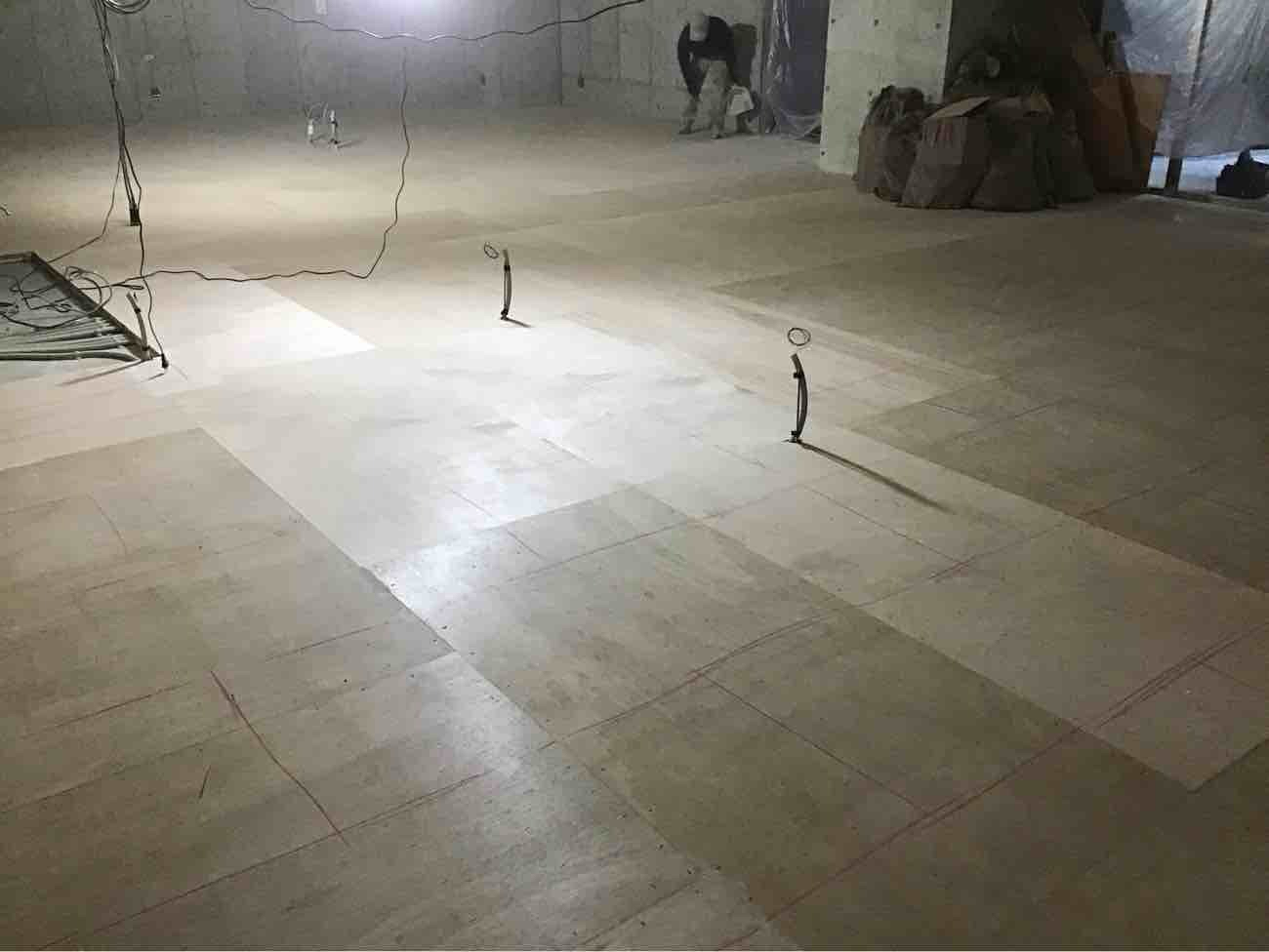 相模原市南区の店舗にて、置床工事を行いました。（乾式二重床）【秀和建工】