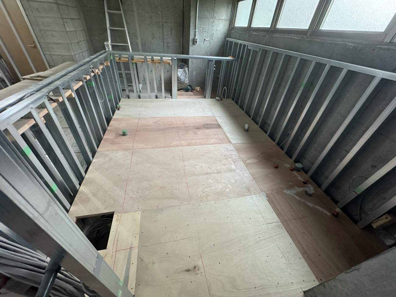 東京都世田谷区の店舗にて、置床工事を行いました。（乾式二重床）【秀和建工】