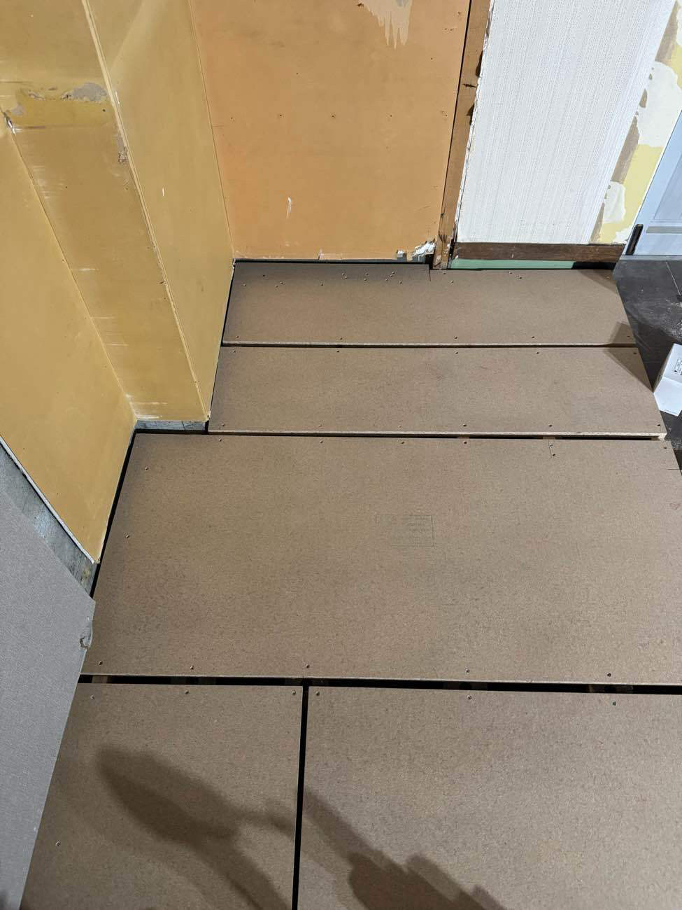 東京都中央区のマンションにて、置床工事を行いました。（乾式二重床）【秀和建工】