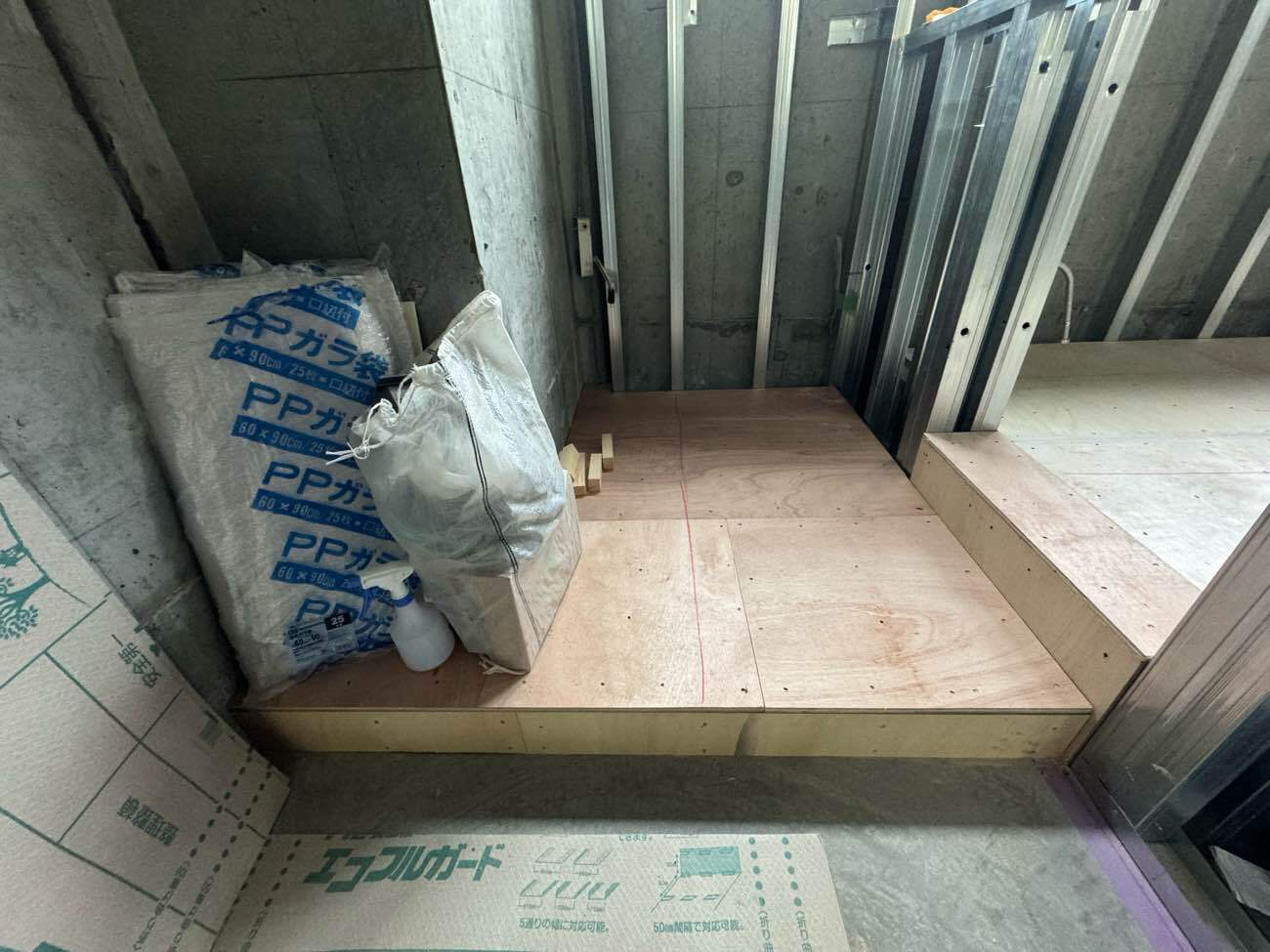 東京都世田谷区の店舗にて、置床工事を行いました。（乾式二重床）【秀和建工】