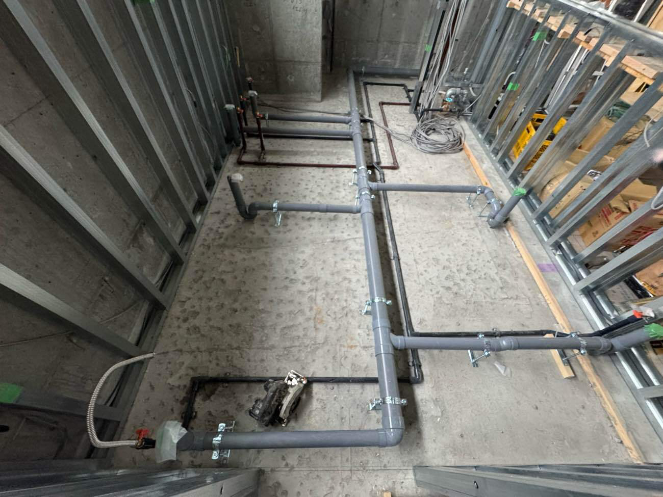 東京都世田谷区の店舗にて、置床工事を行いました。（乾式二重床）【秀和建工】