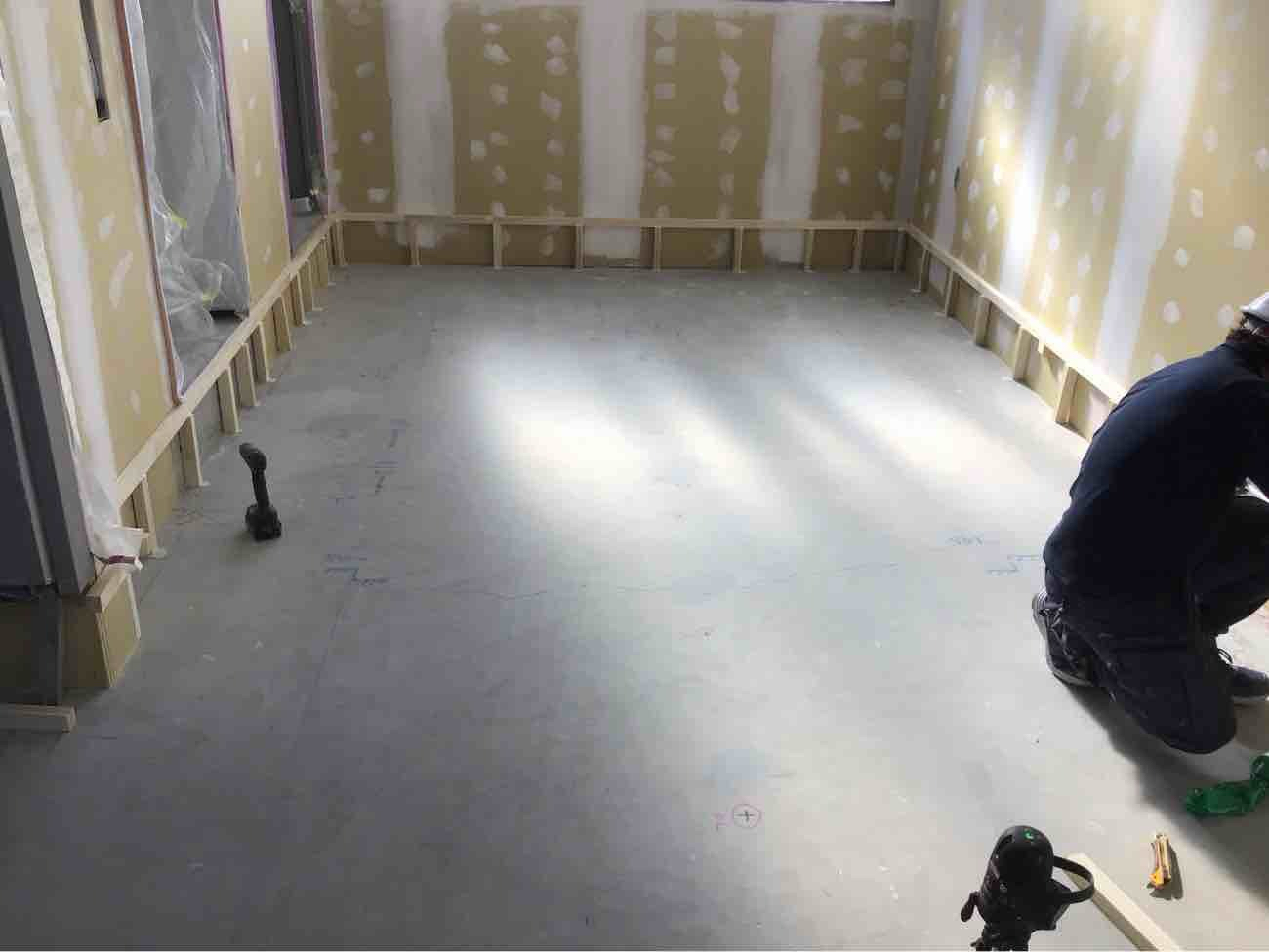 神奈川県平塚市の工場にて、置床工事を行いました。（万協フロアー、乾式二重床）【秀和建工】