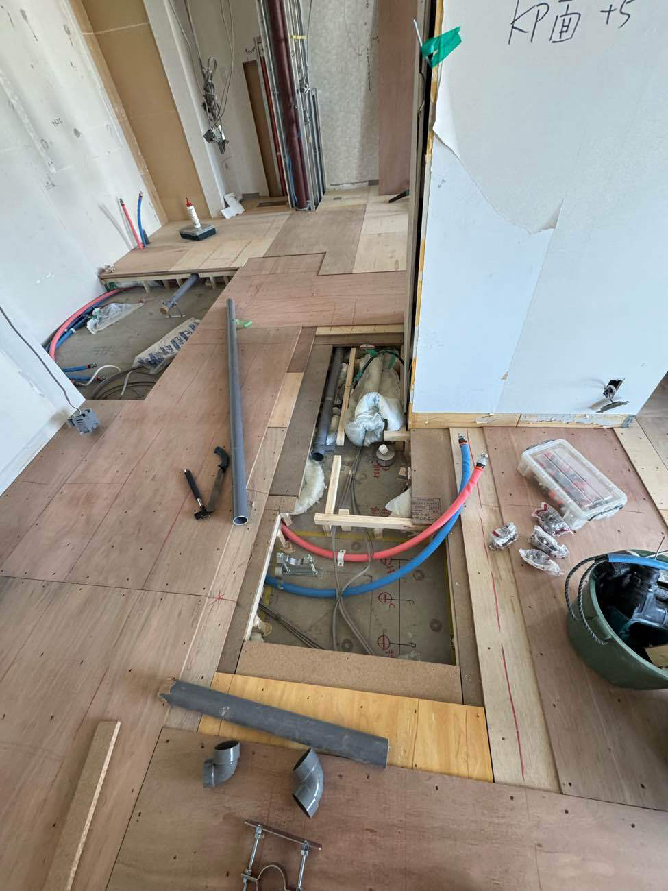 東京都品川区のマンションにて、改修工事に伴い置床工事を行いました。（乾式二重床）【秀和建工】