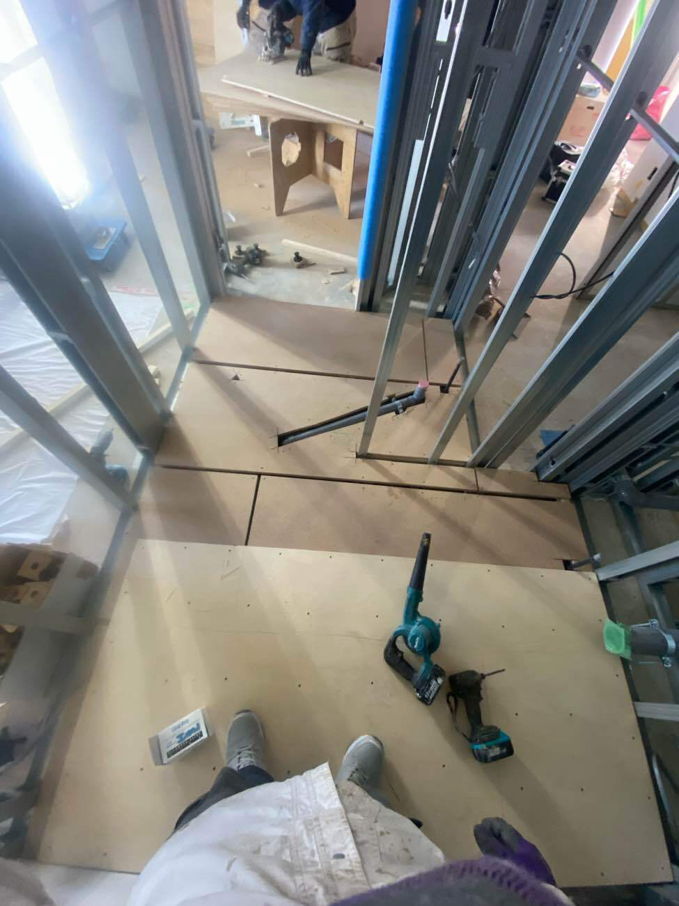 東京都文京区のオフィスにて、置床工事を行いました。（乾式二重床）【秀和建工】