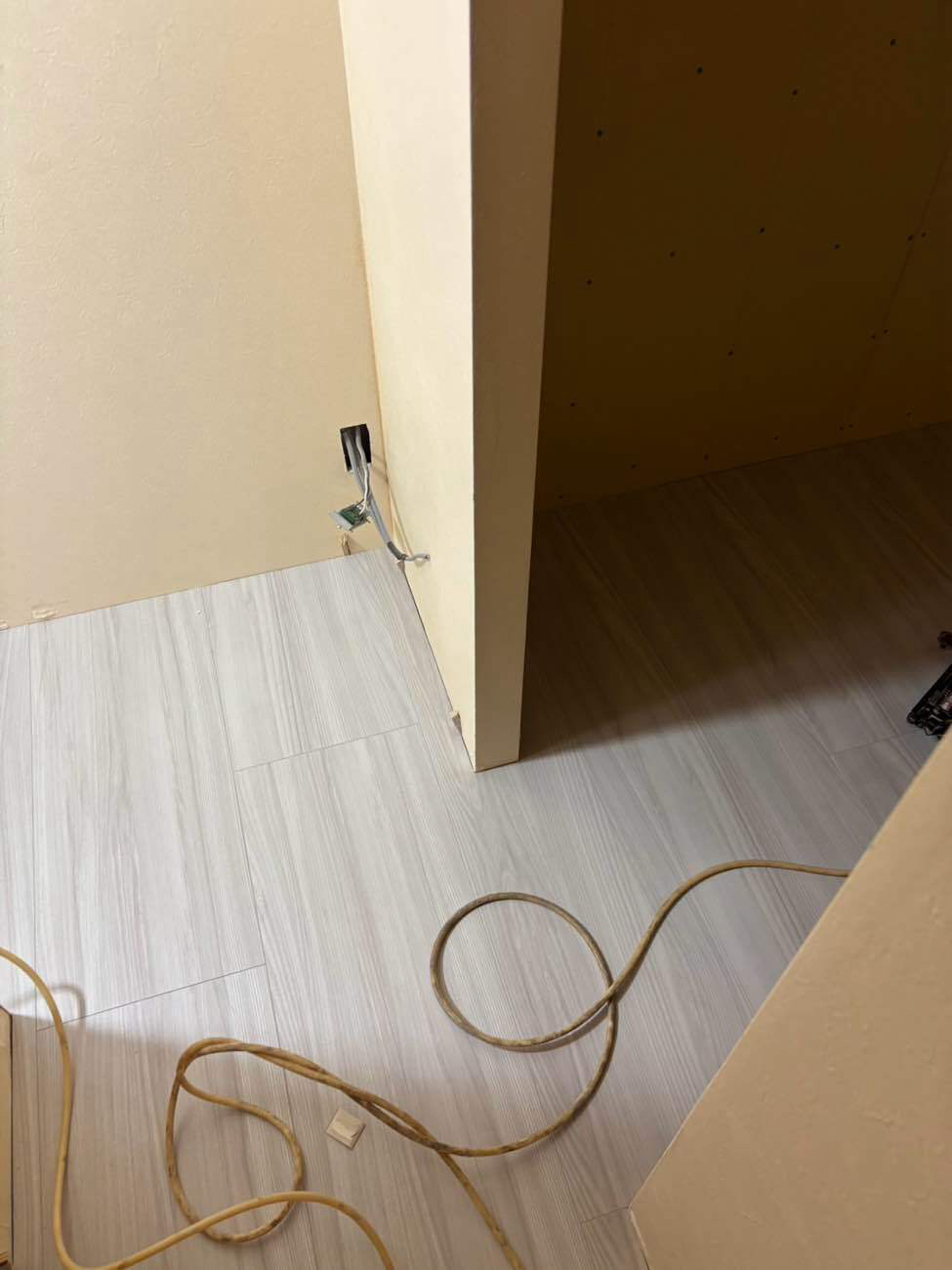 神奈川県平塚市の工場にて、置床工事を行いました。（万協フロアー、乾式二重床）【秀和建工】