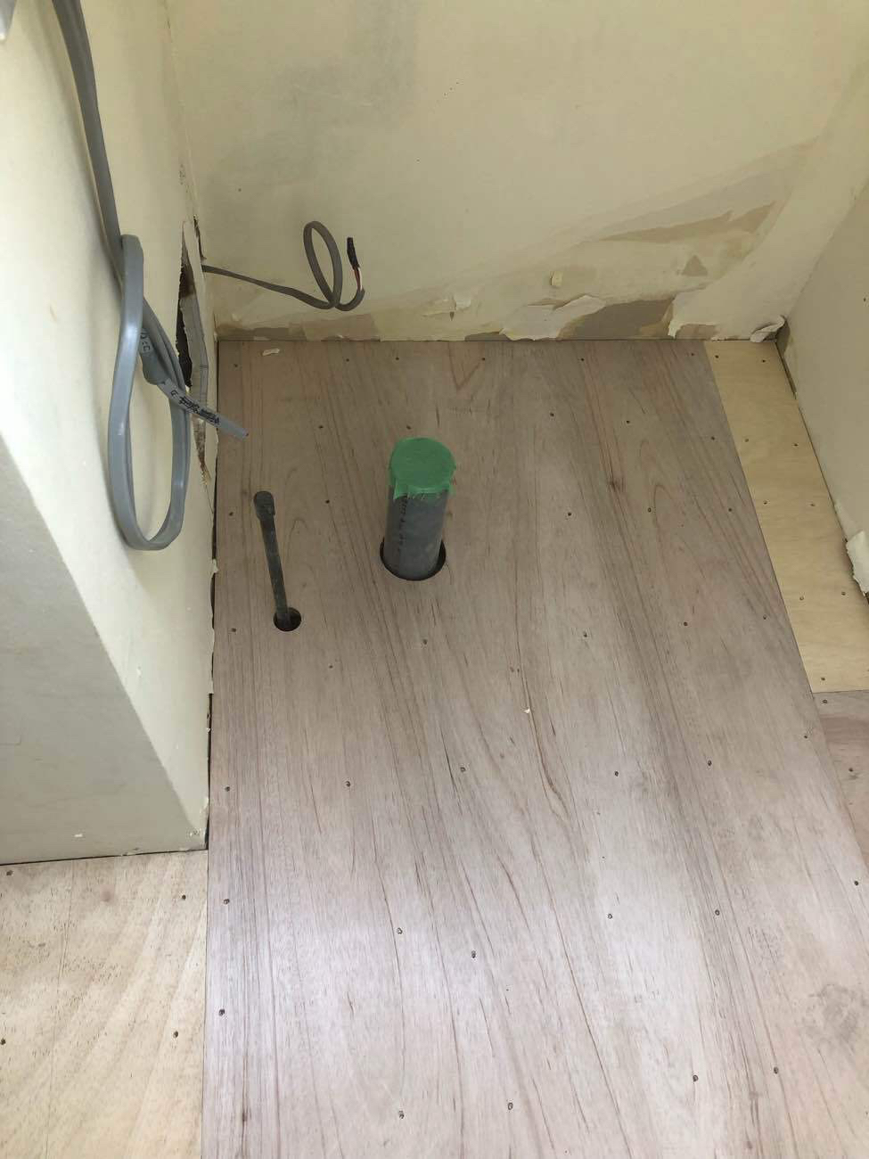 東京都文京区のオフィスにて、置床工事を行いました。（乾式二重床）【秀和建工】