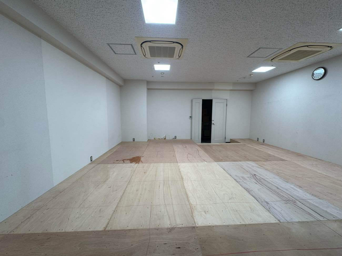 横浜市戸塚区の福祉施設にて、1day置床工事を行いました。（乾式二重床）【秀和建工】