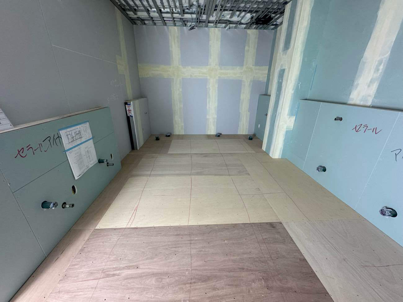 神奈川県平塚市の工場にて、置床工事を行いました。（万協フロアー、乾式二重床）【秀和建工】