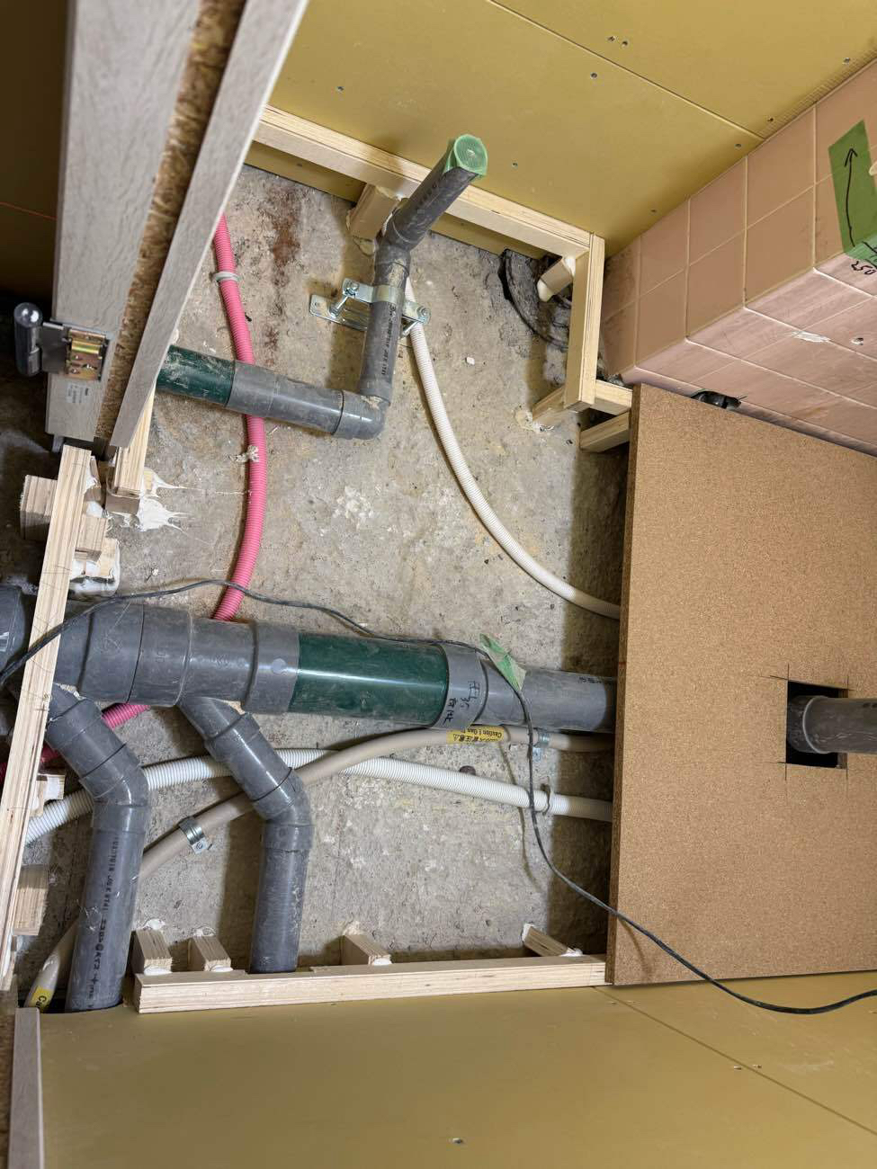 東京都渋谷区のマンションにて、置床工事を行いました。(乾式二重床)【秀和建工】