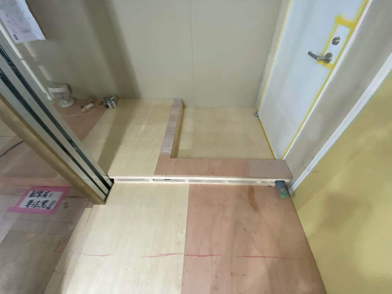 東京都中央区のクリニックにて、置床工事を行いました。（乾式二重床）【秀和建工】