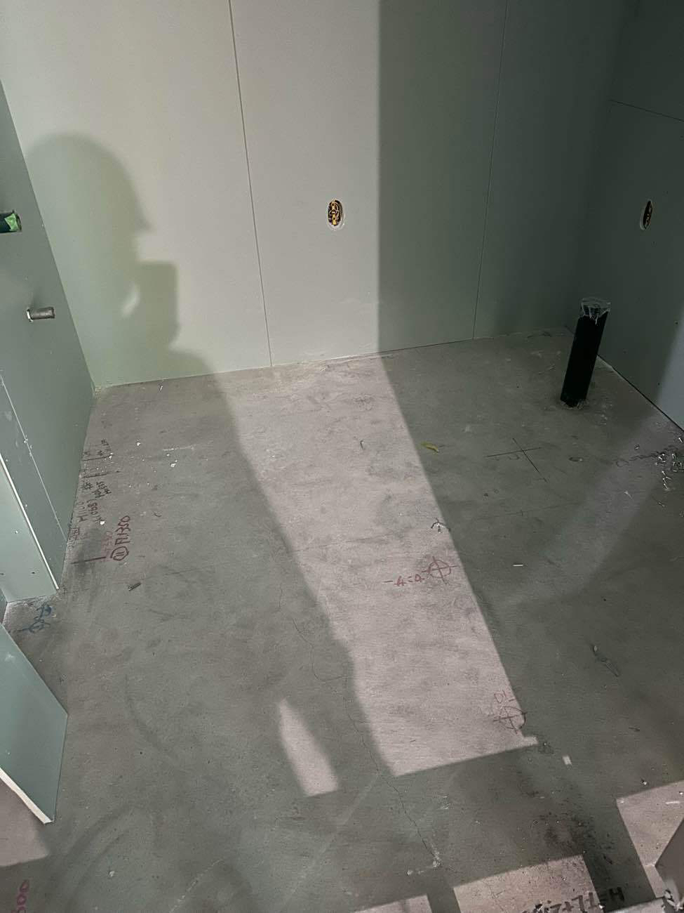 神奈川県平塚市の工場にて、置床工事を行いました。（万協フロアー、乾式二重床）【秀和建工】