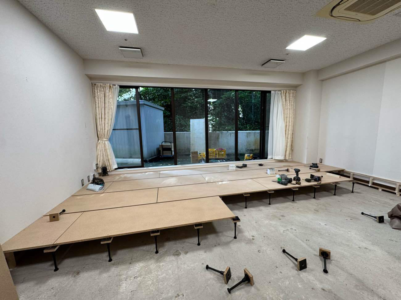 横浜市戸塚区の福祉施設にて、1day置床工事を行いました。（乾式二重床）【秀和建工】