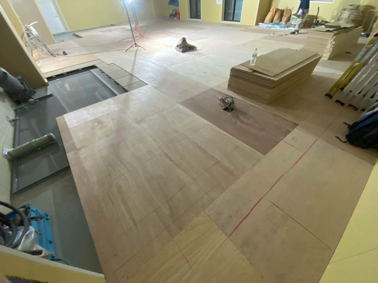 東京都中央区のクリニックにて、置床工事を行いました。（乾式二重床）【秀和建工】