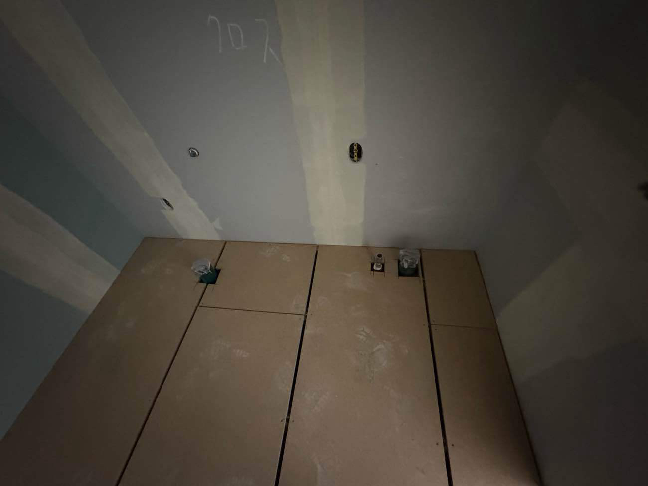 神奈川県平塚市の工場にて、置床工事を行いました。（万協フロアー、乾式二重床）【秀和建工】