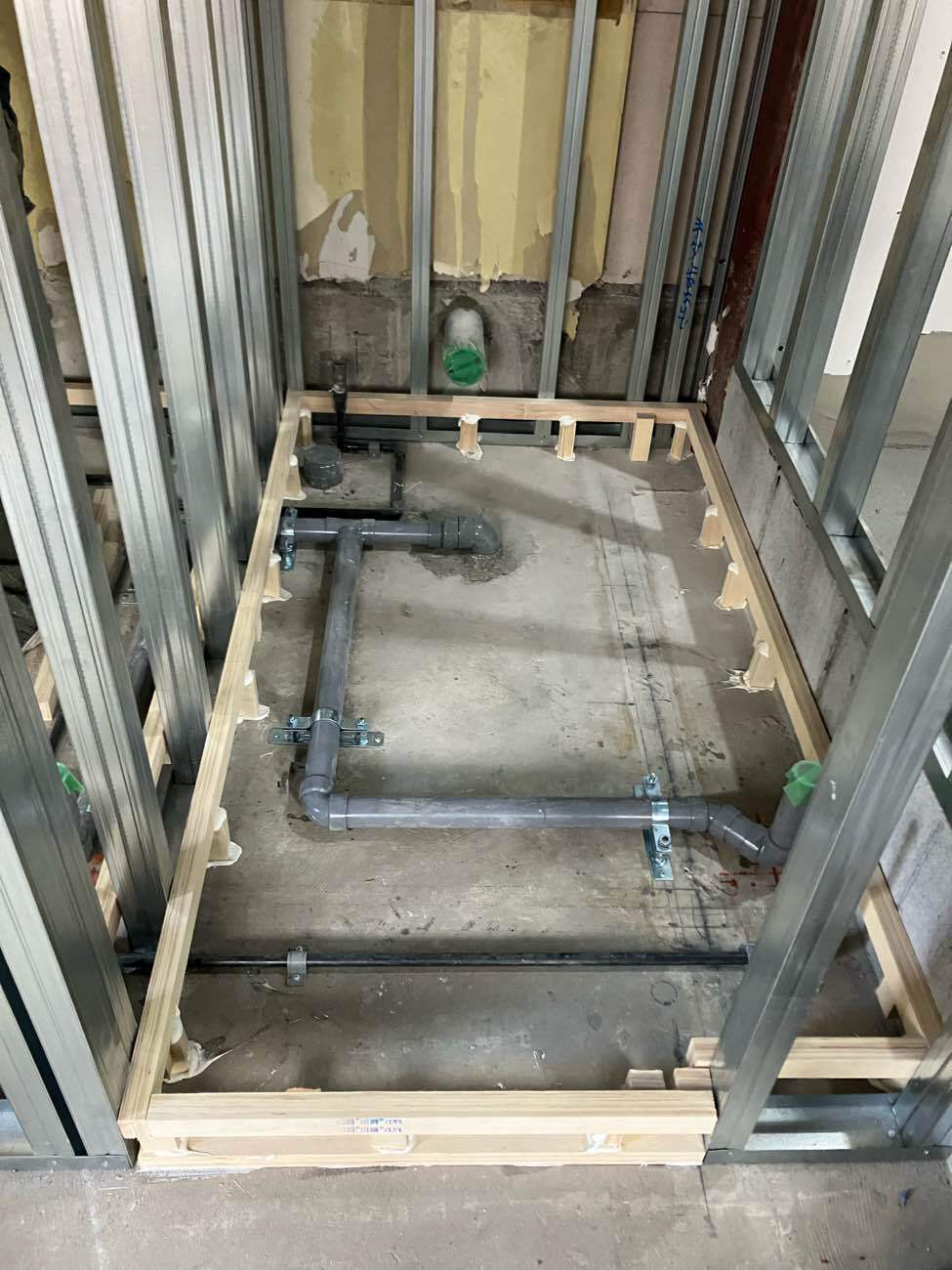 埼玉県越谷市の店舗にて、新装工事に伴う置床工事を行いました。（パーチクルボード）【秀和建工】