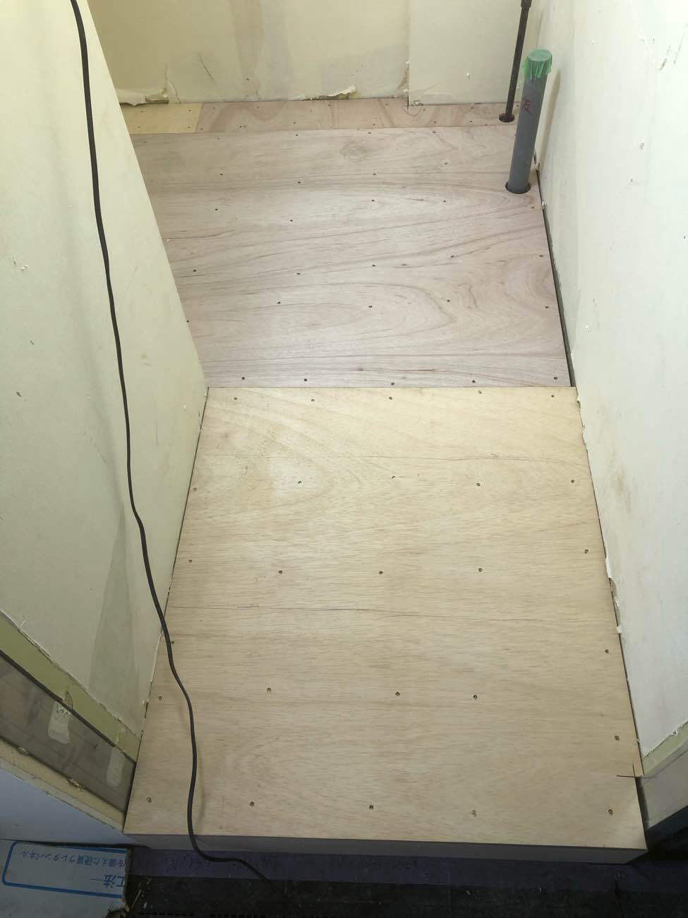 東京都文京区のオフィスにて、置床工事を行いました。（乾式二重床）【秀和建工】