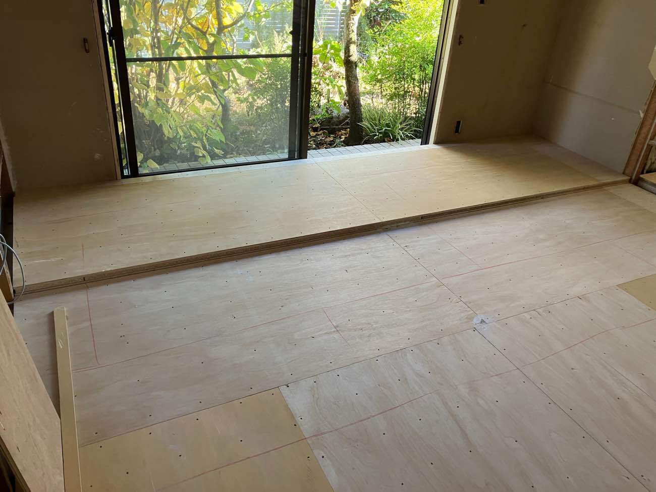 横浜市西区のオフィスにて、置床工事を行いました。（乾式二重床）【秀和建工】