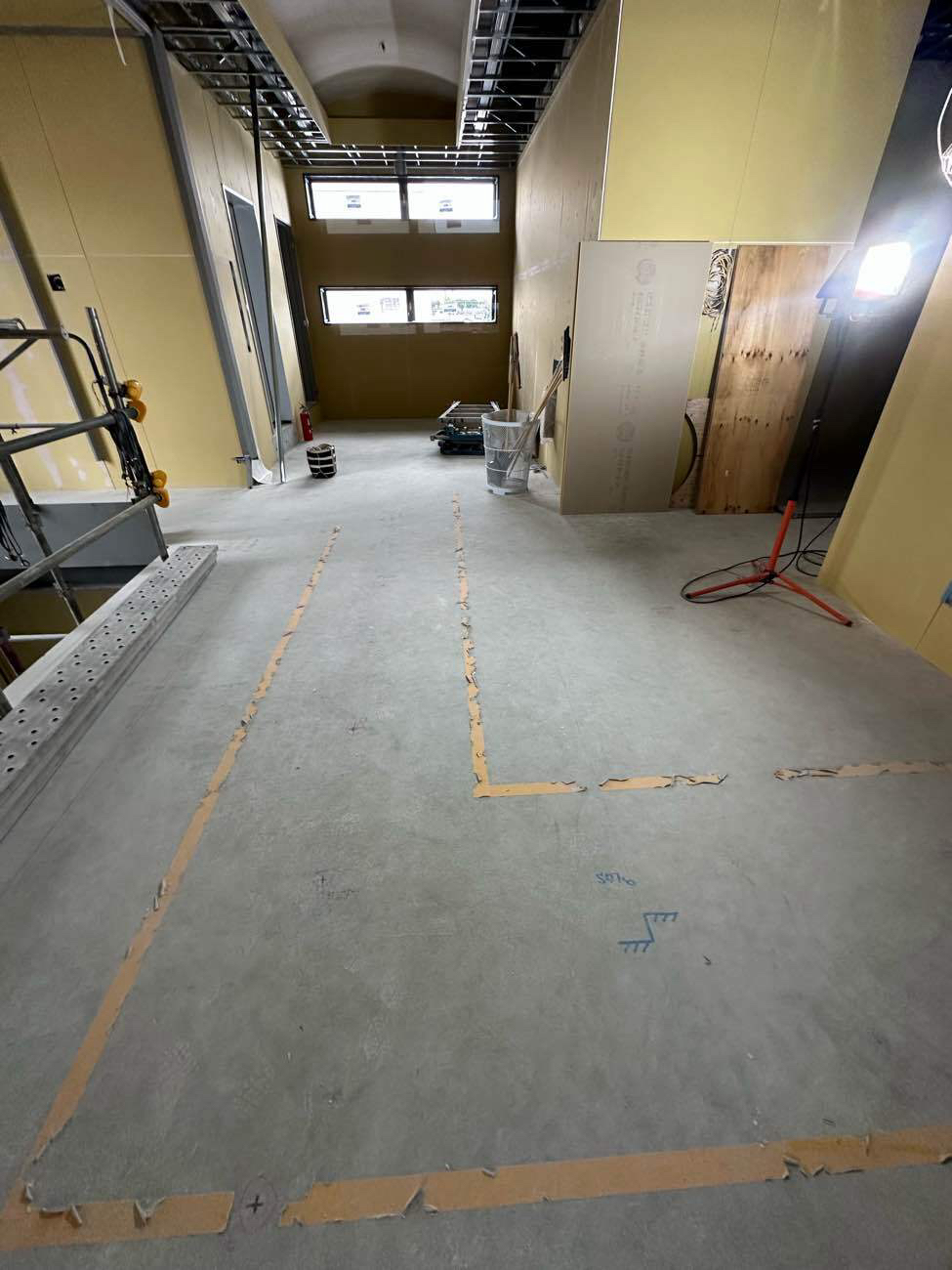 神奈川県平塚市の工場にて、置床工事を行いました。（万協フロアー、乾式二重床）【秀和建工】