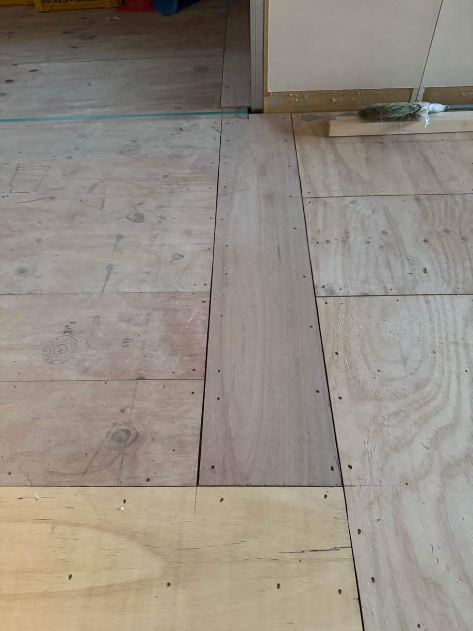 東京都品川区のマンションにて、改修工事に伴い置床工事を行いました。（乾式二重床）【秀和建工】