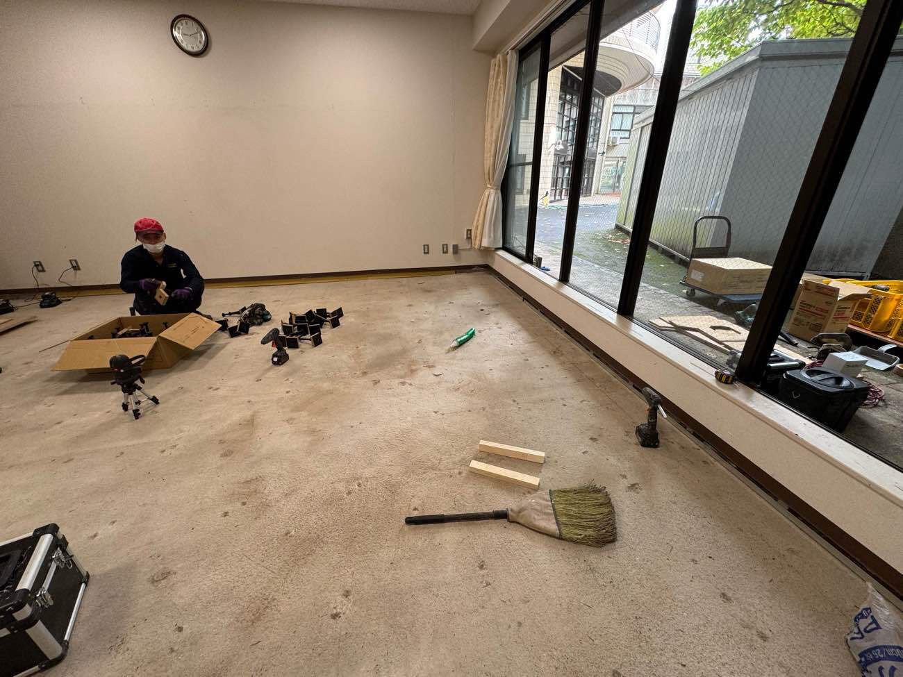 横浜市戸塚区の福祉施設にて、1day置床工事を行いました。（乾式二重床）【秀和建工】